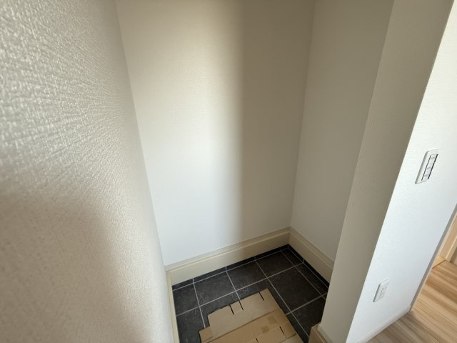 アーバンスタイル前橋市元総社町1期　１号棟の収納|玄関にはシューズインクローゼットが標準装備！可動棚付きで使い勝手が良いですよ！
ベビーカー等も収納できますよ。