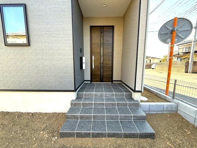 アーバンスタイル前橋市元総社町1期　１号棟の玄関|玄関ポーチは屋根付きです。おしゃれな玄関です♪