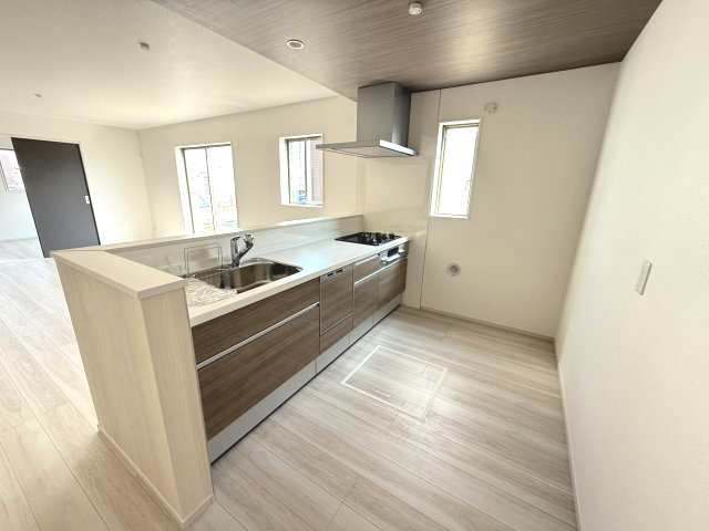 アーバンスタイル前橋市元総社町1期　１号棟のキッチン|人気のカウンターキッチン採用です☆
コンロも３口ご用意しています！調理スペースも広くストレスなくお料理できます。
浄水器つきなので美味しいお水も飲めますよ♪