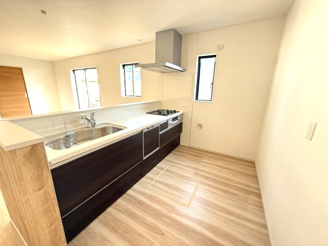 アーバンスタイル前橋市元総社町1期　１号棟のキッチン|人気のカウンターキッチン採用です☆
コンロも３口ご用意しています！調理スペースも広くストレスなくお料理できます。
浄水器つきなので美味しいお水も飲めますよ♪