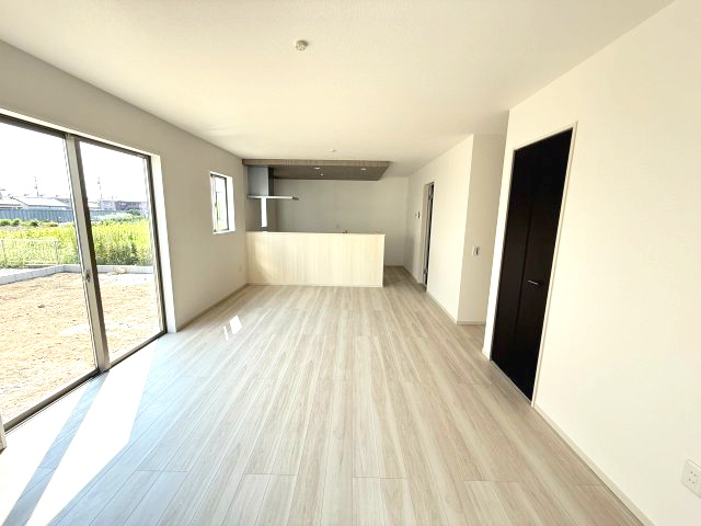 アーバンスタイル前橋市元総社町1期　１号棟の居間・リビング|人気のリビング階段の設計です。17.2帖の広々リビング♪カウンターキッチンなのでお料理をしながら会話もできます。
夕食の支度をしながら、お子様の様子も見られて自然と会話も増えますよ♪