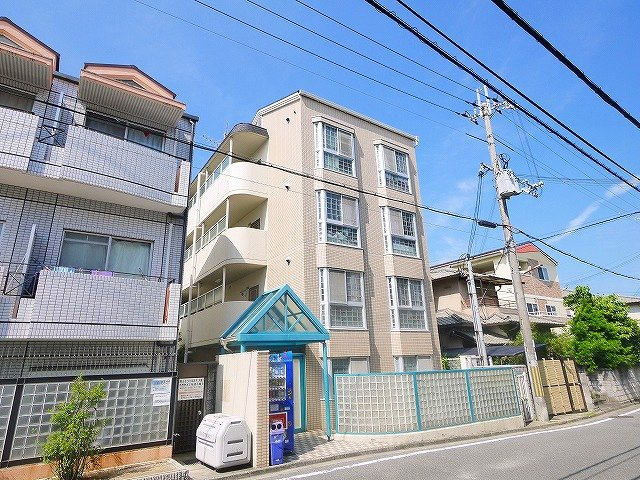 シャルルあやめ池の外観