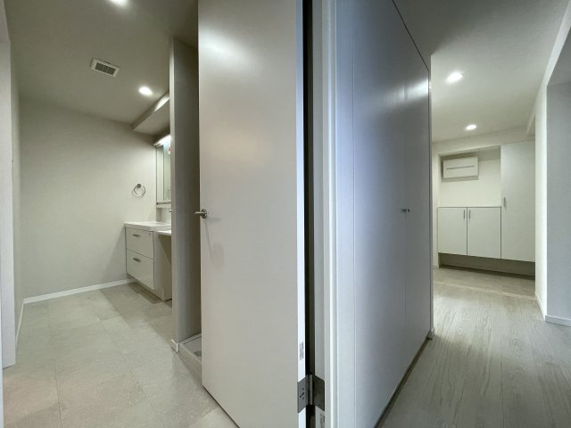 平坦、スーパー・コンビニ近し、独立性角部屋、最強じゃん！な、『クオス上星川』家具付きリフォームの脱衣所