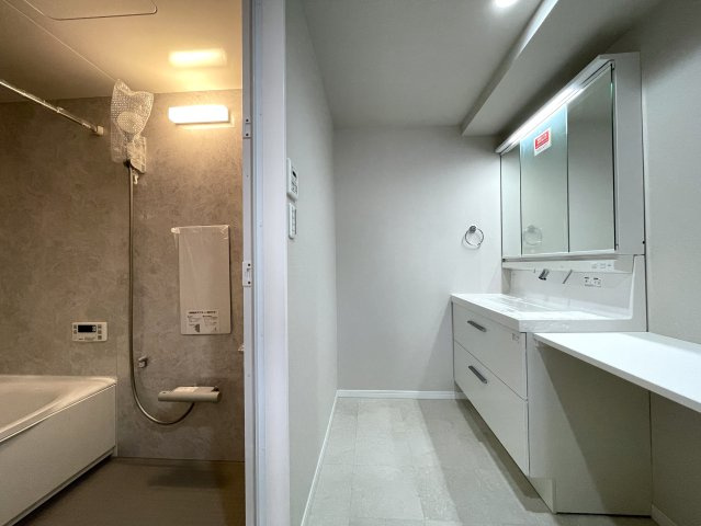 平坦、スーパー・コンビニ近し、独立性角部屋、最強じゃん！な、『クオス上星川』家具付きリフォームの独立洗面台|独立洗面台、朝の身支度には欠かせません