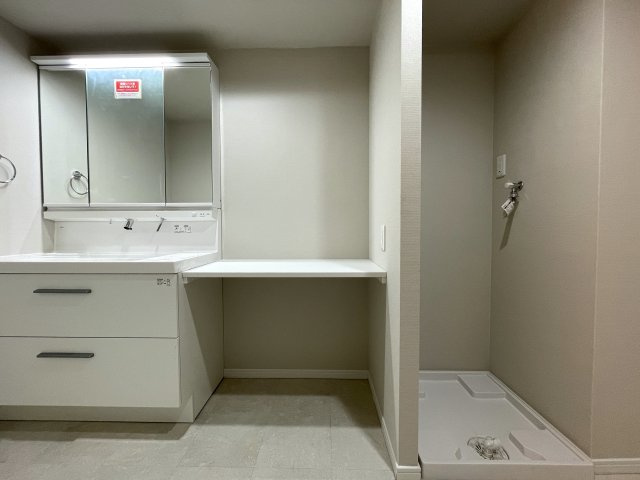 平坦、スーパー・コンビニ近し、独立性角部屋、最強じゃん！な、『クオス上星川』家具付きリフォームの独立洗面台|朝の身支度には欠かせない独立洗面化粧台