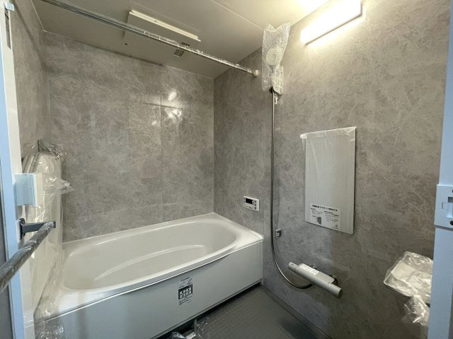 平坦、スーパー・コンビニ近し、独立性角部屋、最強じゃん！な、『クオス上星川』家具付きリフォームの浴室|コンパクトで使いやすいお風呂です