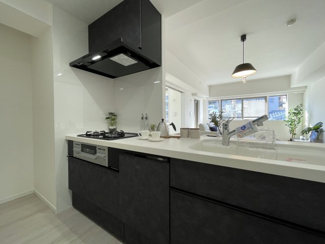 平坦、スーパー・コンビニ近し、独立性角部屋、最強じゃん！な、『クオス上星川』家具付きリフォームのキッチン|きれいなキッチンです