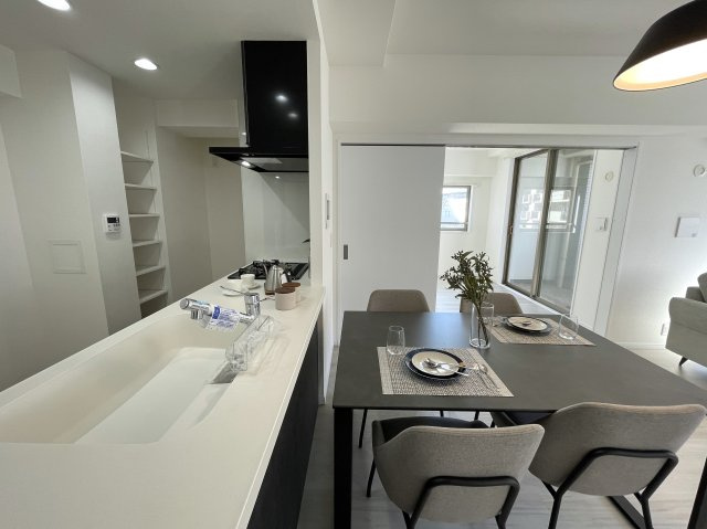 平坦、スーパー・コンビニ近し、独立性角部屋、最強じゃん！な、『クオス上星川』家具付きリフォームの居間・リビング|ゆったり過ごせるリビングです