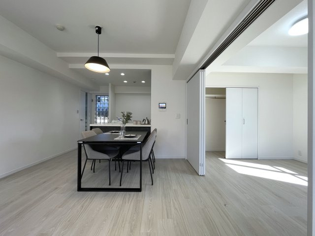 平坦、スーパー・コンビニ近し、独立性角部屋、最強じゃん！な、『クオス上星川』家具付きリフォームの居間・リビング|おしゃれなリビングです