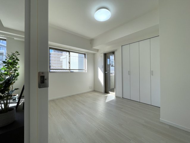 平坦、スーパー・コンビニ近し、独立性角部屋、最強じゃん！な、『クオス上星川』家具付きリフォームの洋室|落ち着いた色調の洋室です