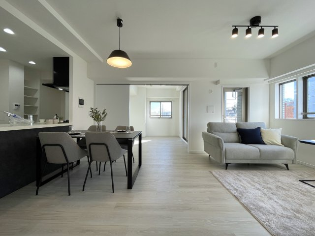 平坦、スーパー・コンビニ近し、独立性角部屋、最強じゃん！な、『クオス上星川』家具付きリフォームの居間・リビング|こちらのリビングで趣味の時間をお楽しみください