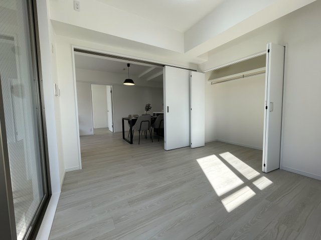 平坦、スーパー・コンビニ近し、独立性角部屋、最強じゃん！な、『クオス上星川』家具付きリフォームの洋室|明るい洋室です