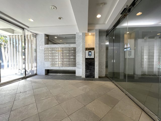 平坦、スーパー・コンビニ近し、独立性角部屋、最強じゃん！な、『クオス上星川』家具付きリフォームのエントランス|ゆとりのあるエントランスです