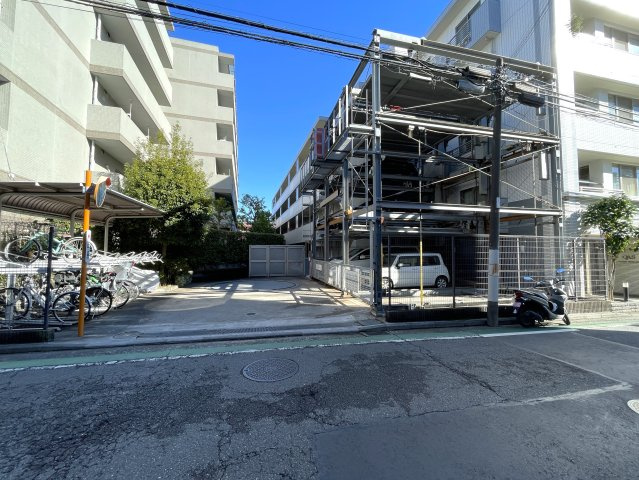 平坦、スーパー・コンビニ近し、独立性角部屋、最強じゃん！な、『クオス上星川』家具付きリフォームの駐車場