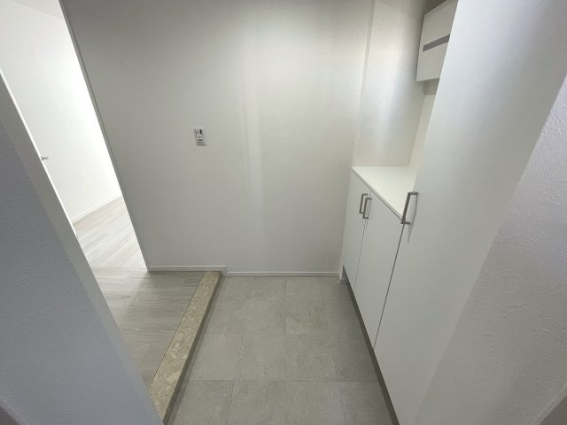 平坦、スーパー・コンビニ近し、独立性角部屋、最強じゃん！な、『クオス上星川』家具付きリフォームの玄関|収納もある玄関です