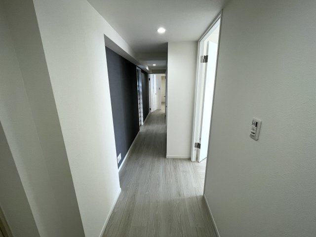 平坦、スーパー・コンビニ近し、独立性角部屋、最強じゃん！な、『クオス上星川』家具付きリフォームの玄関|明るい玄関です