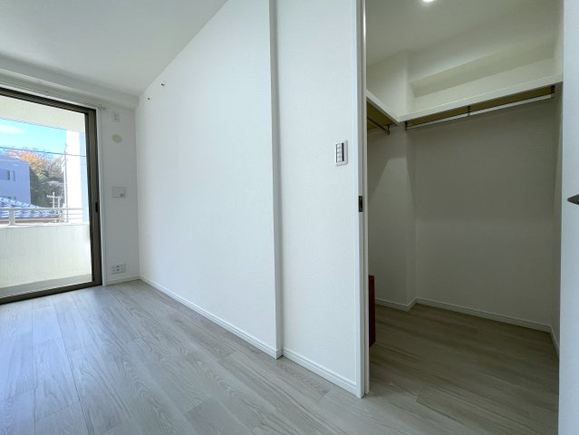 平坦、スーパー・コンビニ近し、独立性角部屋、最強じゃん！な、『クオス上星川』家具付きリフォームの洋室|個人の部屋や寝室として使える洋室です