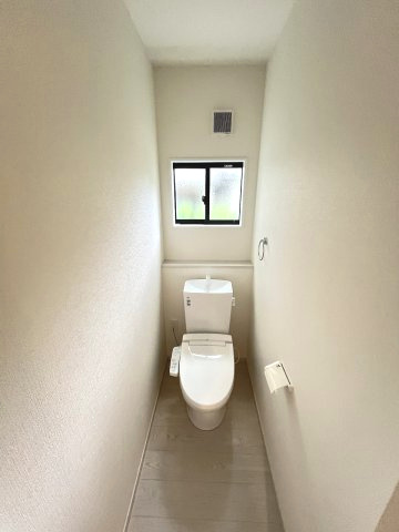 【内装】 | 春日市須玖南7丁目1期　1号棟（全3棟）【仲介手数料無料・0円】 | 施工例。1階のトイレです。施工例は完成時と異なる場合があります。