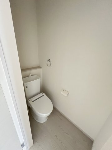 【内装】 | 春日市須玖南7丁目1期　1号棟（全3棟）【仲介手数料無料・0円】 | 施工例。2階にもトイレです。施工例は完成時と異なる場合があります。