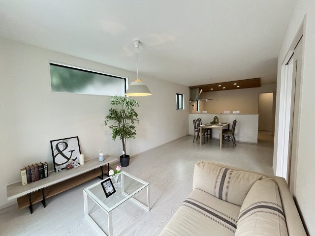 【内装】 | 春日市須玖南7丁目1期　1号棟（全3棟）【仲介手数料無料・0円】 | 施工例。リビングです。施工例は完成時と異なる場合があります。