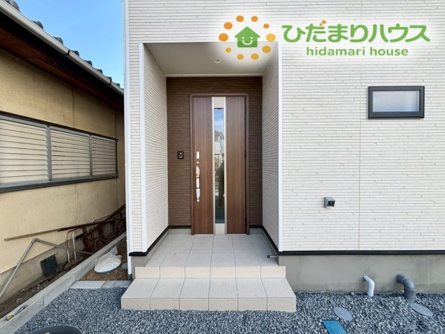 熊谷市原島　第1　新築一戸建て　クレイドルガーデン　01のエントランス|玄関前には屋根があるため、雨の日でも慌てることなく傘を畳んだり鍵を開けたりできます！
段差が少なく、小さなお子様やお年寄りも安心して出入りできる設計です♪