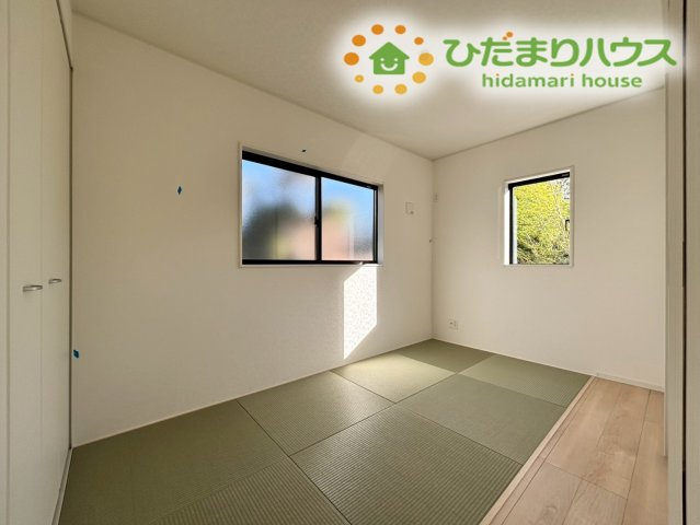 熊谷市原島　第1　新築一戸建て　クレイドルガーデン　01の和室|リビングと隣接した和室は、お子様とお昼寝したり読書をしたりと多目的に使えます♪
