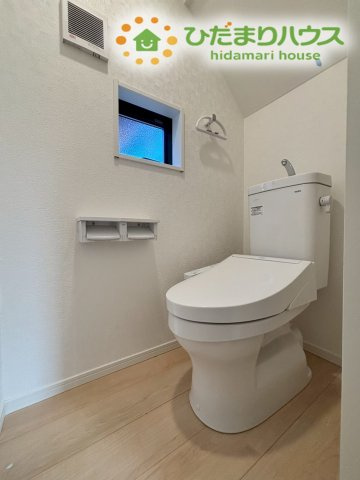 熊谷市原島　第1　新築一戸建て　クレイドルガーデン　01のトイレ|トイレはシンプルな内装で、落ち着けるプライベート空間になっております！
小窓付きで換気もバッチリですね◎