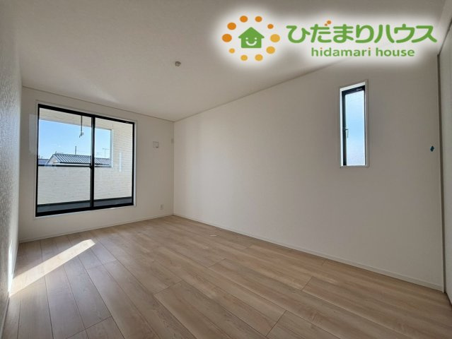 熊谷市原島　第1　新築一戸建て　クレイドルガーデン　01の寝室|2面採光で明るい光が差し込む、2階のメインベッドルームです！