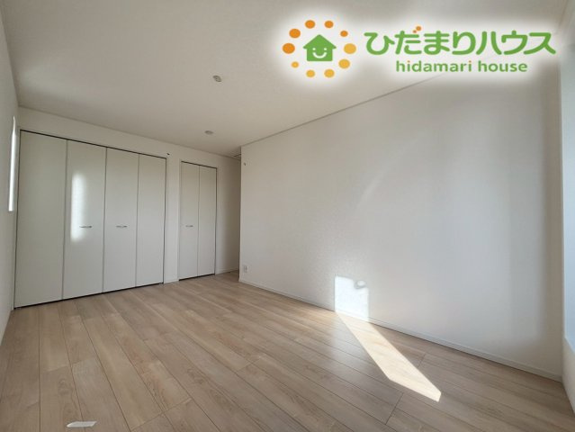 熊谷市原島　第1　新築一戸建て　クレイドルガーデン　01の寝室|ダブルベッドを置いてもゆとりがある広さで、一日の終わりにリラックスして過ごせます☆