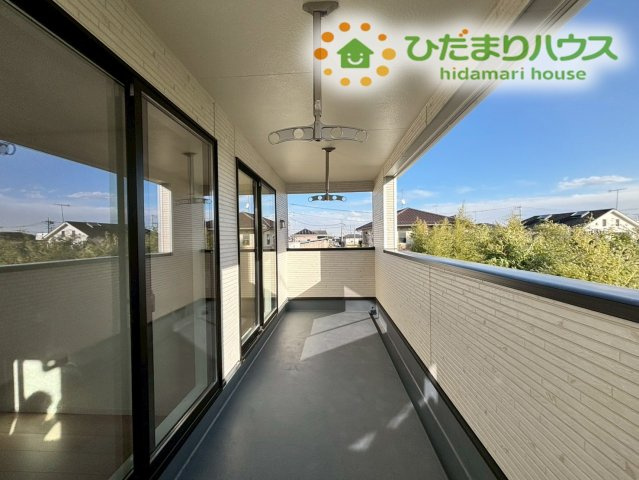 熊谷市原島　第1　新築一戸建て　クレイドルガーデン　01のバルコニー|お洗濯物を一度にたくさん干せる、広々とした南向きのバルコニーです！
屋根の一部が張り出しているため、急な小雨でも慌てずに取り込めますね(^^)/