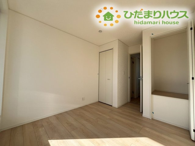 熊谷市原島　第1　新築一戸建て　クレイドルガーデン　01の子供部屋|お子様の学習机やベッドを配置しやすい、使い勝手の良い洋室です！
明るい光が入り込むお部屋なら、お勉強や趣味の時間も前向きに取り組めそうですね！