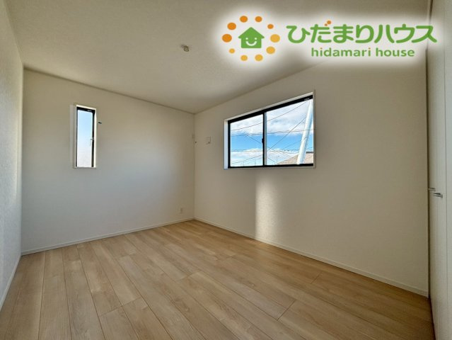 熊谷市原島　第1　新築一戸建て　クレイドルガーデン　01の洋室|落ち着いた雰囲気の洋室は、書斎やリモートワーク用のスペースとしても最適です！
窓からの光がデスクを明るく照らし、集中力を高めてくれます!(^^)!