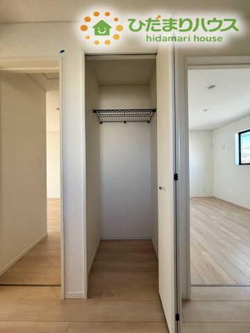 熊谷市原島　第1　新築一戸建て　クレイドルガーデン　01の収納|共用部分の廊下にも収納があり、掃除機やストック品などをサッと取り出せる場所に保管できます！
家族全員が使いやすい場所に収納があるのは嬉しいですね！