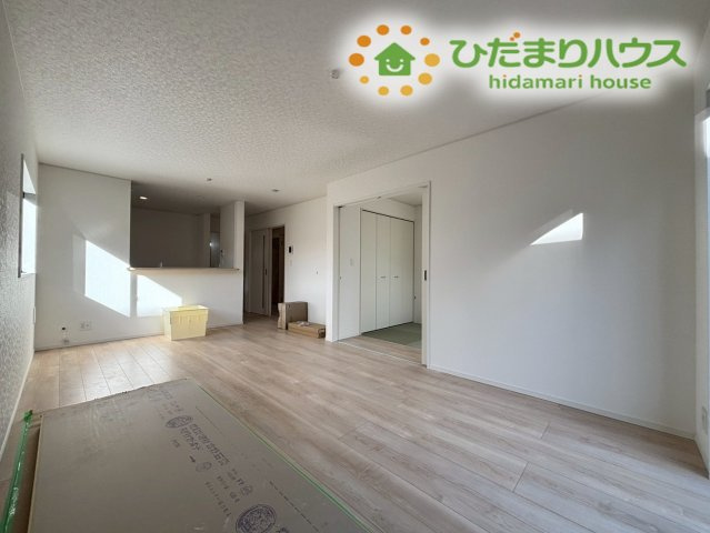熊谷市原島　第1　新築一戸建て　クレイドルガーデン　01の居間・リビング|南大きな窓からたっぷりと陽光が注ぎ込む、開放感のあるLDKです！
木の温もりを感じるフローリングが、家族団らんの時間を優しく包み込みます♪