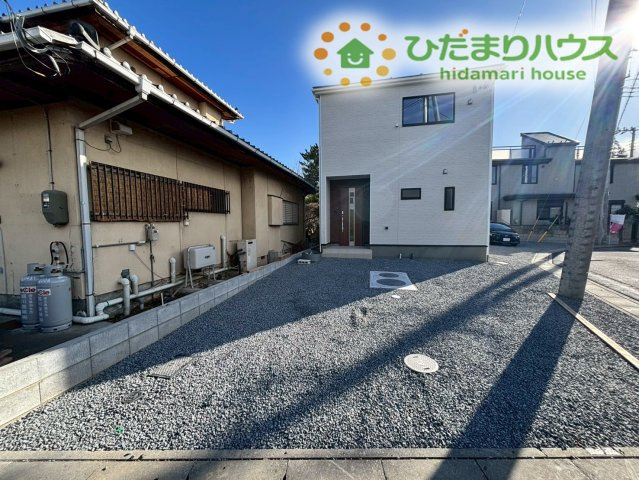 熊谷市原島　第1　新築一戸建て　クレイドルガーデン　01の駐車場|お車を最大3台分停めることができるカースペースです！
お友達が遊びに来た際も、近くのコインパーキングを探す手間が省けて安心です！