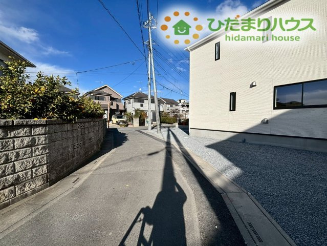 熊谷市原島　第1　新築一戸建て　クレイドルガーデン　01の前面道路含む現地写真|閑静な住宅地★
交通量が落ち着いているため、お子様と手を繋いでお散歩する際も安心ですね！