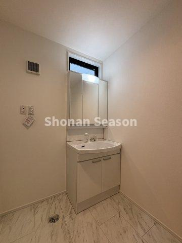 【独立洗面台】 | ミラー裏にも収納があり、生活感を抑えられます！