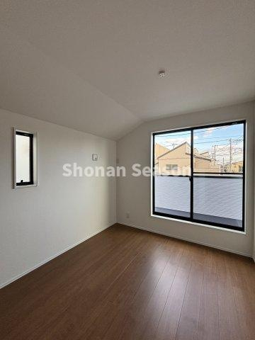 【洋室】 | 多様面から陽光が降り注ぐ2面採光！
プライベート時間が充実します◎