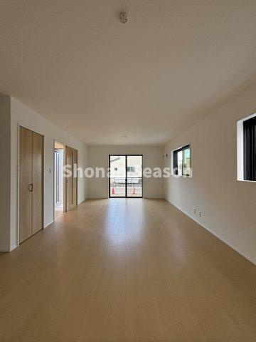 【居間・リビング】 | 大きなソファやダイニングセットも配置しやすい間取り♪