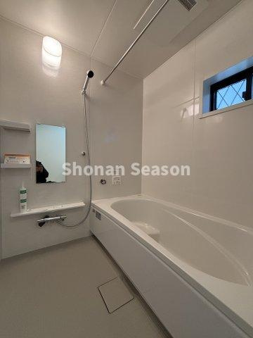 【浴室】 | 大人が足を伸ばしてくつろげる１坪タイプのバスルーム♪
いつでも快適にご入浴いただける「追焚機能」もございます◎