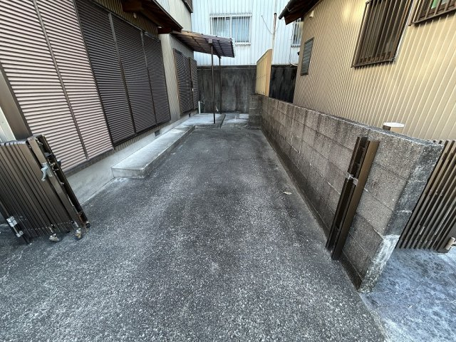 石立町貸家の駐車場|駐車場に車を止められます