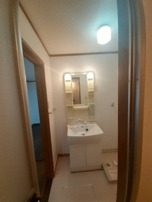 【洗面所】 | メゾン・リーブ | 明るい洗面所です