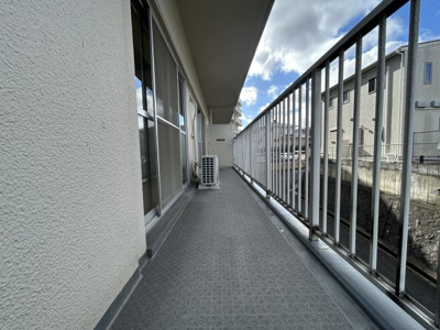 【バルコニー】 | ネオコーポ大津湖城が丘C棟 | 朝の澄んだ空気や、夕方に吹く清々しい風を感じられるバルコニー。