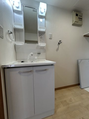 【洗面所】 | ネオコーポ大津湖城が丘C棟 | 何かと物が増える場所だからこそ、スッキリと見映えの良い空間に。