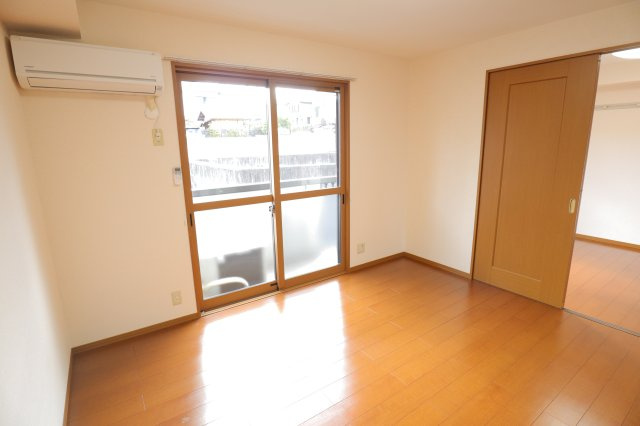 ルミエール南生駒Ⅲの居間・リビング