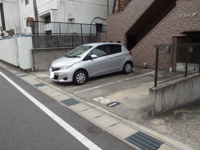 ソフィア東町の駐車場