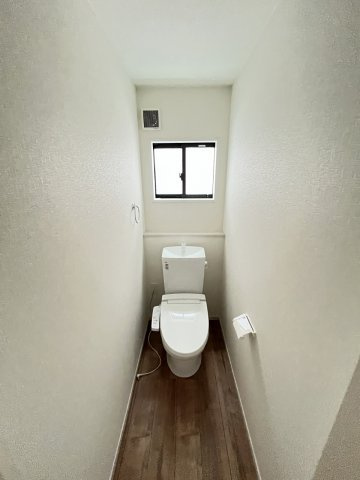 【内装】 | 春日市須玖南7丁目1期　2号棟（全3棟）【仲介手数料無料・0円】 | 施工例。1階のトイレです。施工例は完成時と異なる場合があります。