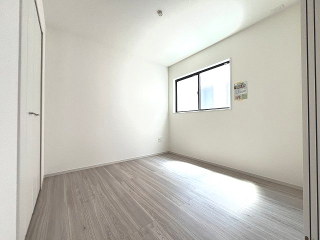 【洋室】 | 春日市須玖南7丁目1期　2号棟（全3棟）【仲介手数料無料・0円】 | 現地写真。1階洋室です。