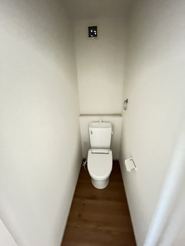 【内装】 | 春日市須玖南7丁目1期　2号棟（全3棟）【仲介手数料無料・0円】 | 施工例。2階にもトイレです。施工例は完成時と異なる場合があります。