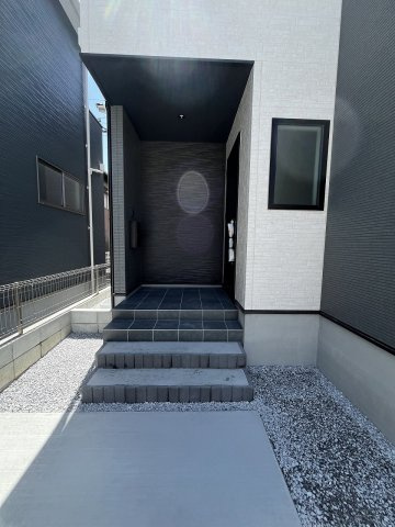 【玄関】 | 春日市須玖南7丁目1期　2号棟（全3棟）【仲介手数料無料・0円】 | 施工例。施工例は完成時と異なる場合があります。